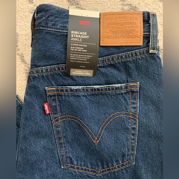 Levi's Denim - NWT Levi's ribcage straight ankle jeans Size 32